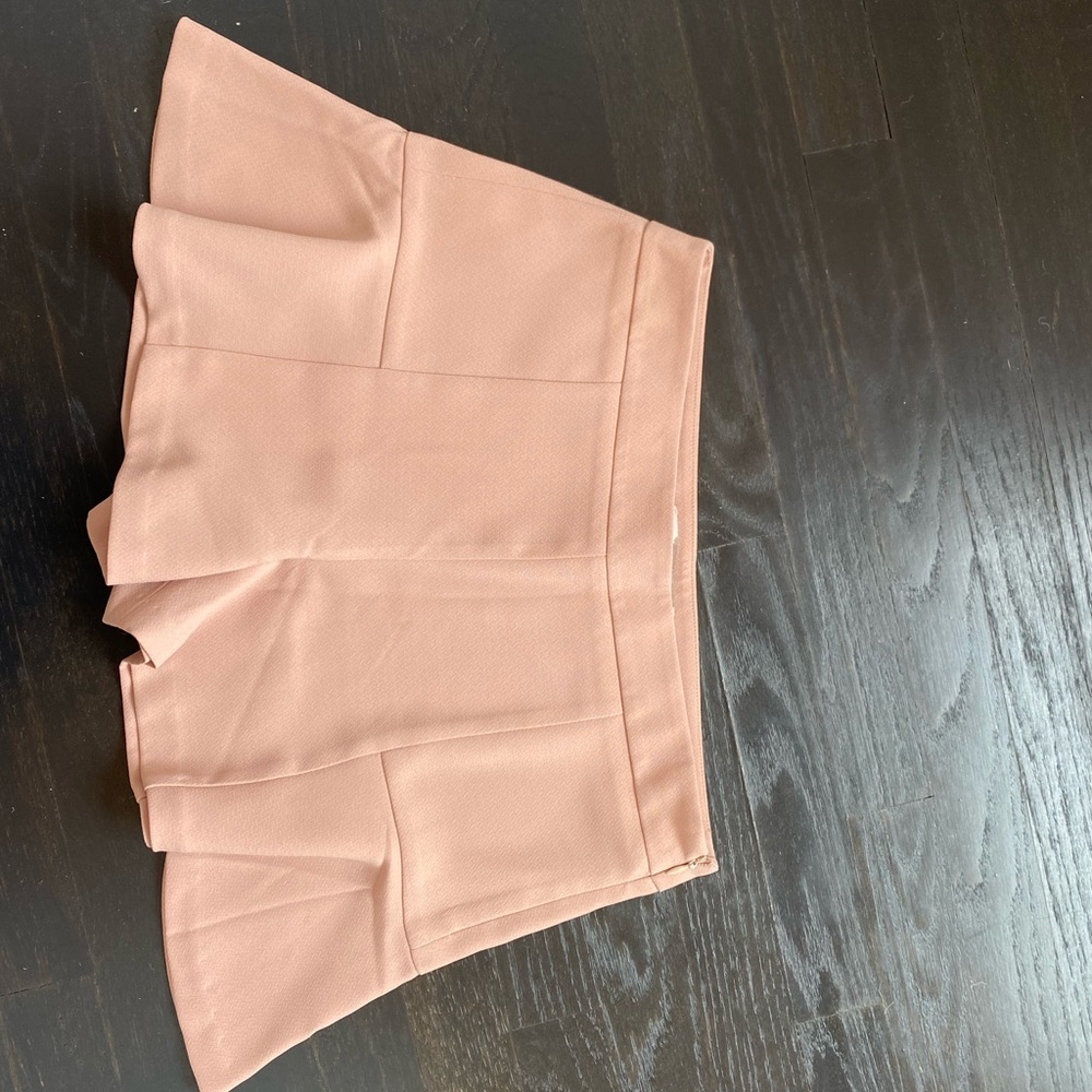 F21 SKORT/shorts/ looks like a skirt on